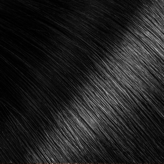 Nahaufnahme der Haarstruktur von chaarmant Classic Tape In Extensions in Schwarz
