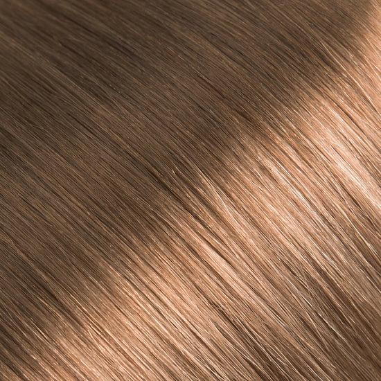 Nahaufnahme der Haarstruktur von chaarmant Classic Tape In Extensions in Aschblond