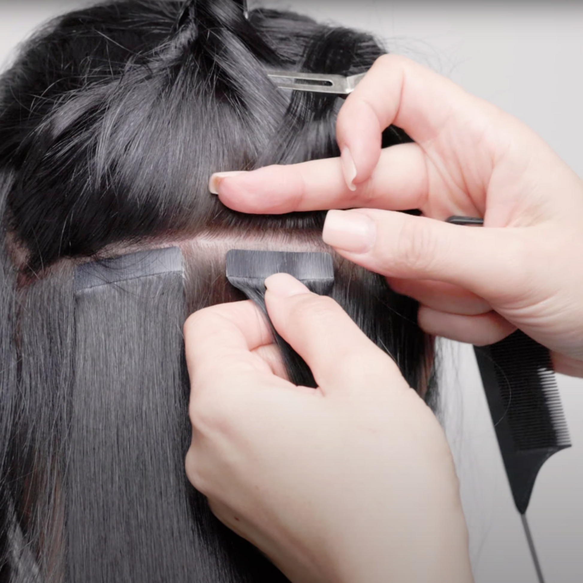 Tape In Extensions aus Echthaar in der Farbe #1 Schwarz für natürliches und glänzendes Haar