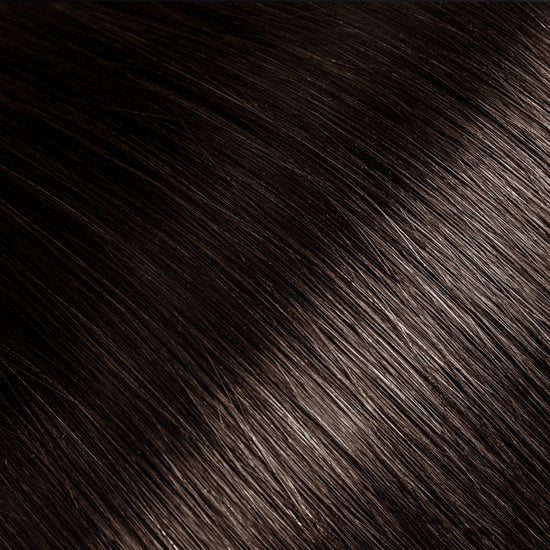 Nahaufnahme der Haarstruktur von chaarmant Classic Tape In Extensions in Schwarzbraun
